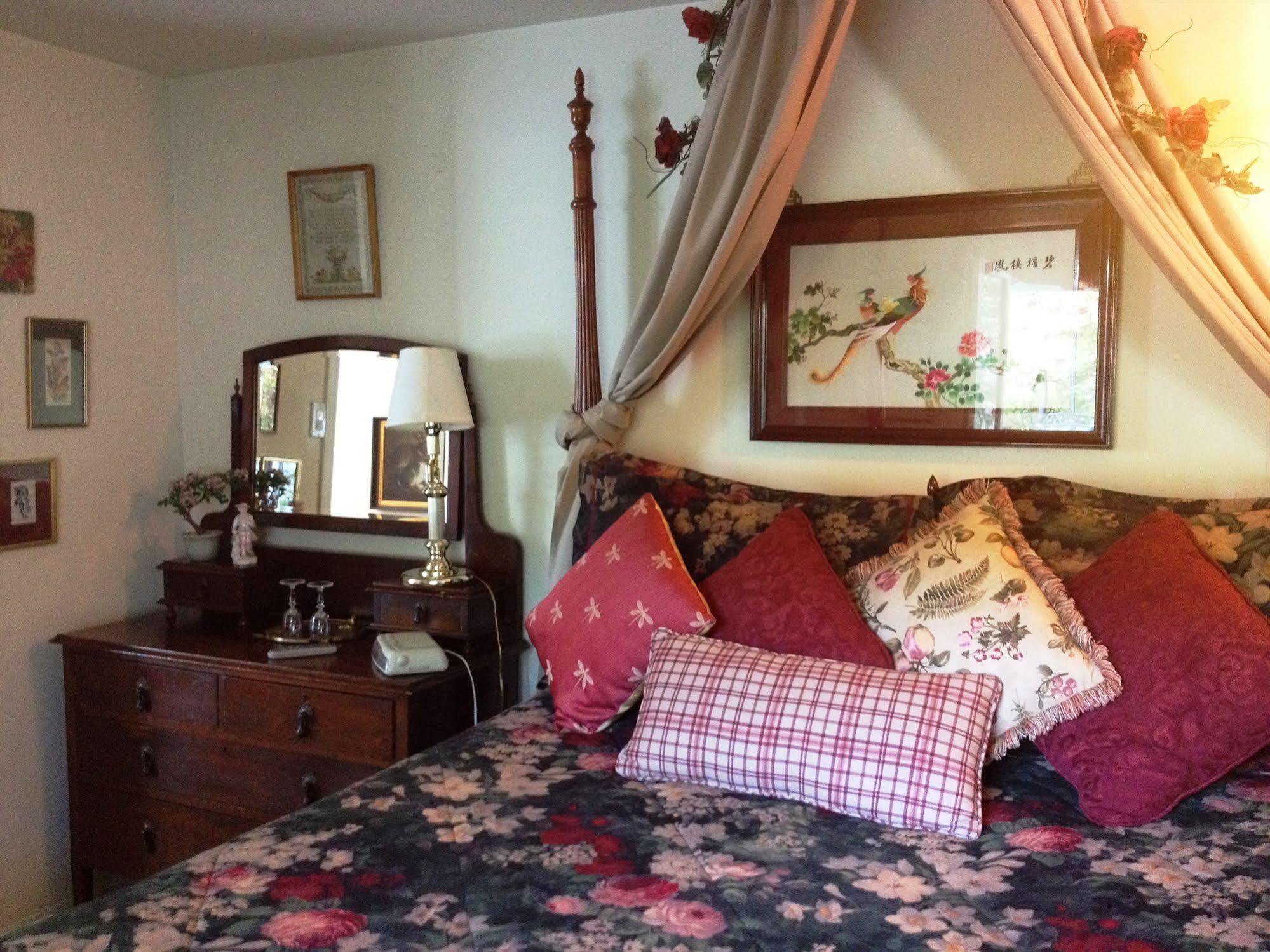The Stone Hedge Bed And Breakfast Richmond Ngoại thất bức ảnh